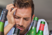 Болит голова после алкоголя, что делать?